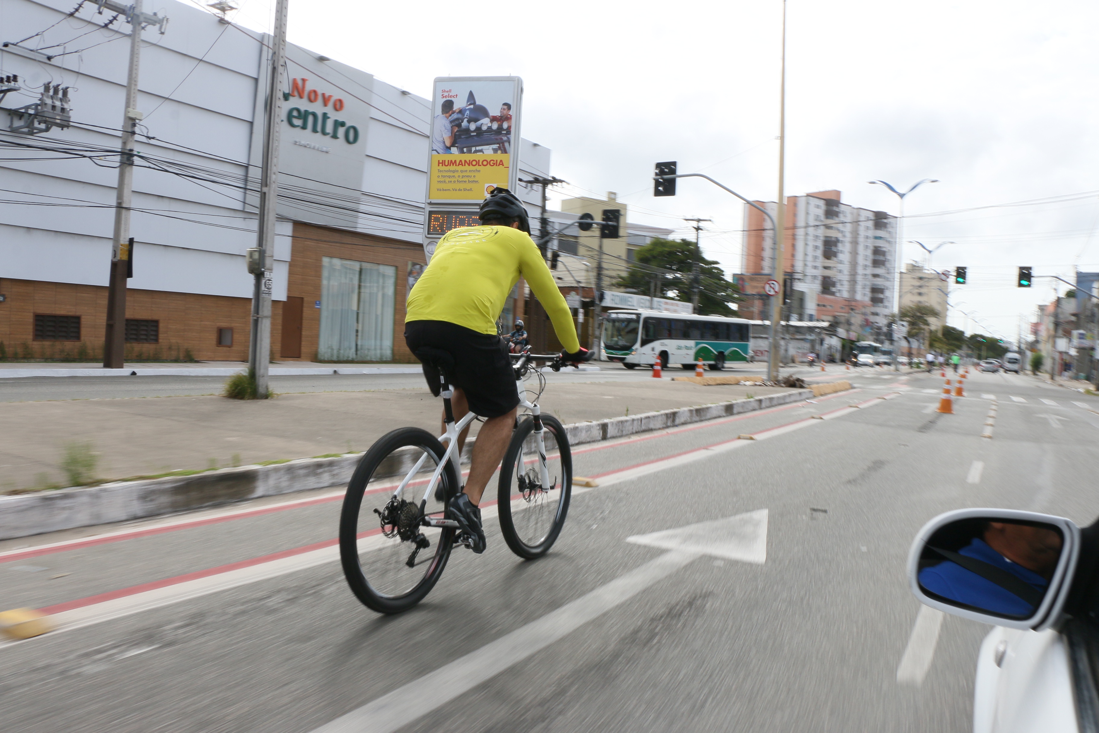 pessoa andando de bicicleta